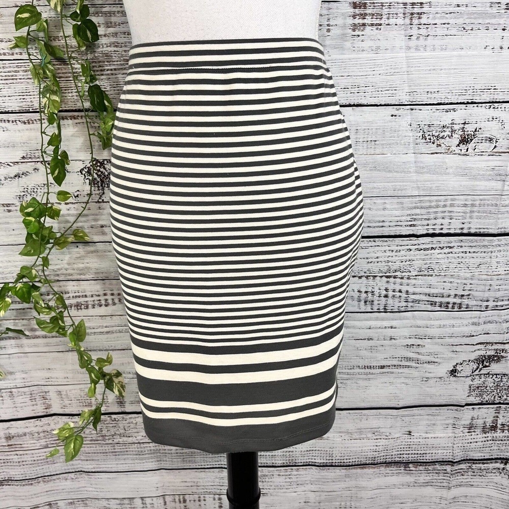 Max Studio Skirt size Medium Gray White Striped Pencil Jersey Stretch Knee Slim